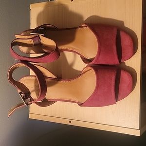 Universal thread heeled sandal